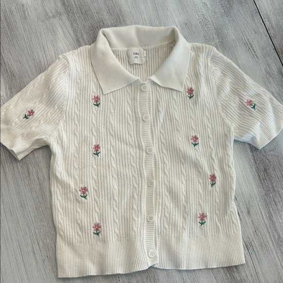 luna ivy Tops - Women’s Luna Ivy White Button Down Shirt with Pink Floral Embroidery